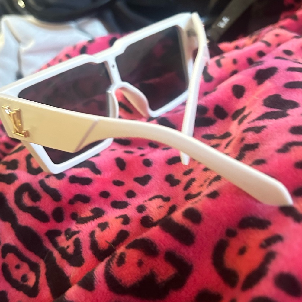 Louis Vuitton Cyclone White Sunglasses - Picture 2 of 9